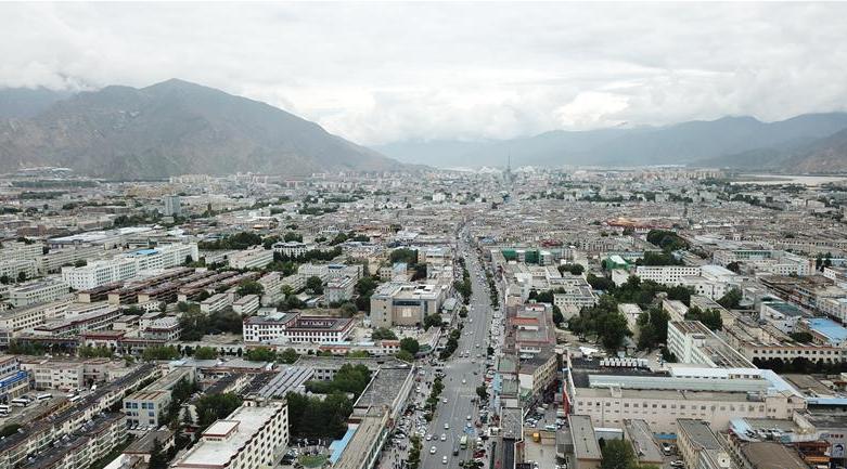 8月10日無人機(jī)拍攝的拉薩城市一景。新華社記者 王益亮 攝.jpg