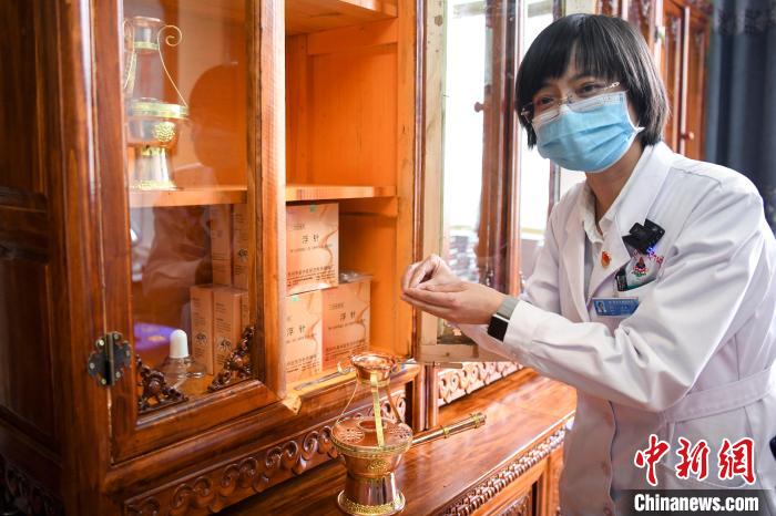 湖南中醫(yī)藥大學(xué)第一附屬醫(yī)院外治科援藏醫(yī)生譚濤介紹中醫(yī)和藏醫(yī)向結(jié)合的霍爾麥療法?！钊A峰 攝