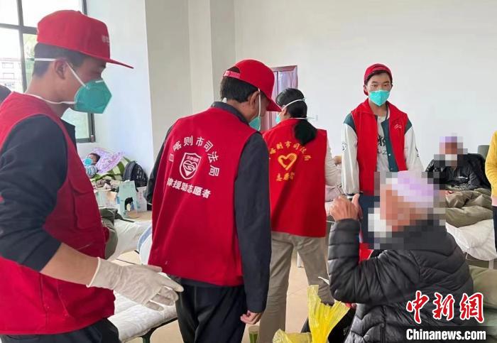 圖為得到妥善安置周到的服務(wù)，患者向志愿者豎起大拇指。　日喀則市委宣傳部供圖