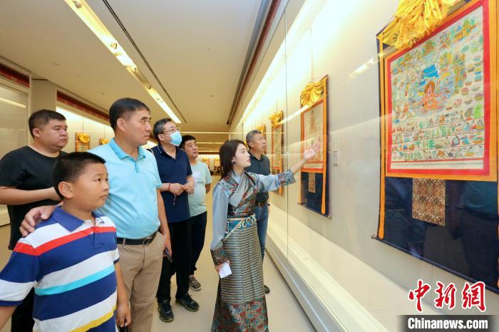 “藏韻瑰寶”藏醫(yī)四部醫(yī)典唐卡珍品展現(xiàn)場(chǎng)?！⒖∩n 攝