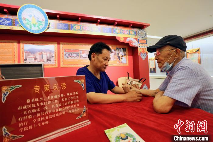 “藏韻瑰寶”藏醫(yī)四部醫(yī)典唐卡珍品展在天津美術(shù)館展出，展覽現(xiàn)場(chǎng)藏醫(yī)專家義診受歡迎?！⒖∩n 攝