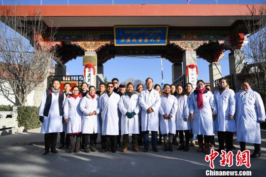 圖為該校師生在更名后的西藏藏醫(yī)藥大學(xué)校門前合影留念。　何蓬磊 攝