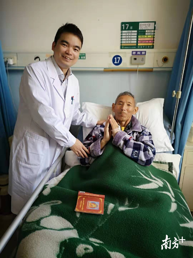 李英儒給阿伯實(shí)施了林芝地區(qū)首例腹腔鏡胃癌根治術(shù)，術(shù)后阿伯恢復(fù)良好。