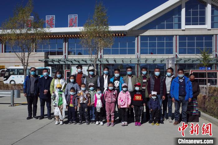 10位接受先心病治療的孩子及家長(zhǎng)、工作人員等在日喀則和平機(jī)場(chǎng)合影?！〗w波 攝