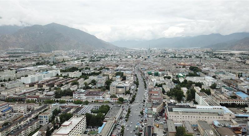 8月10日無人機拍攝的拉薩城市一景。新華社記者 王益亮 攝.jpg
