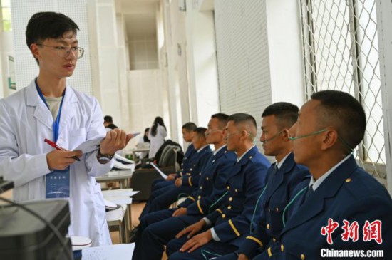 圖為研究團(tuán)隊(duì)成員登記消防員信息。　趙朗 攝