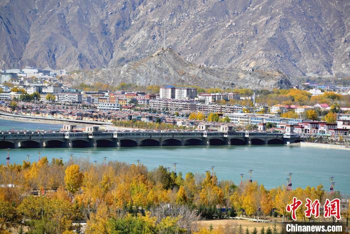 10月25日，被秋色點綴的拉薩河?！〗w波 攝