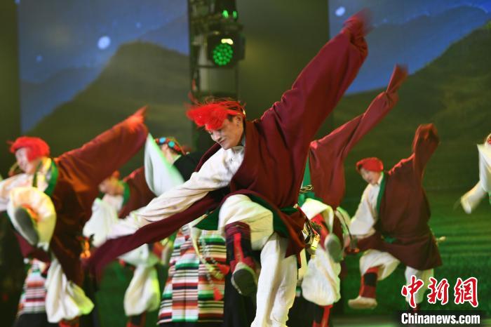 圖為演員在聯(lián)歡晚會(huì)上表演?！∝暩聛?lái)松 攝