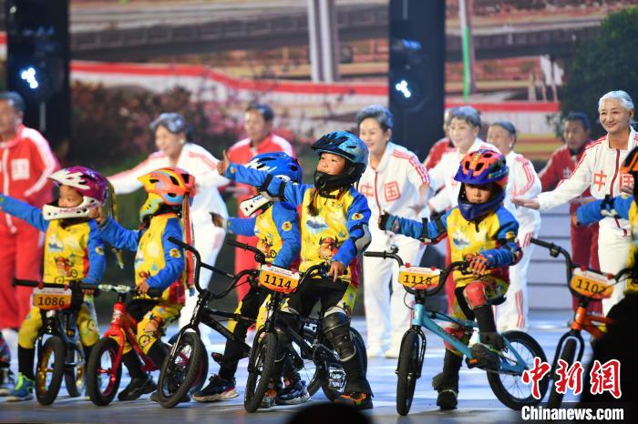 圖為拉薩市春節(jié)藏歷新年聯(lián)歡晚會(huì)錄制現(xiàn)場(chǎng)。　貢嘎來(lái)松 攝