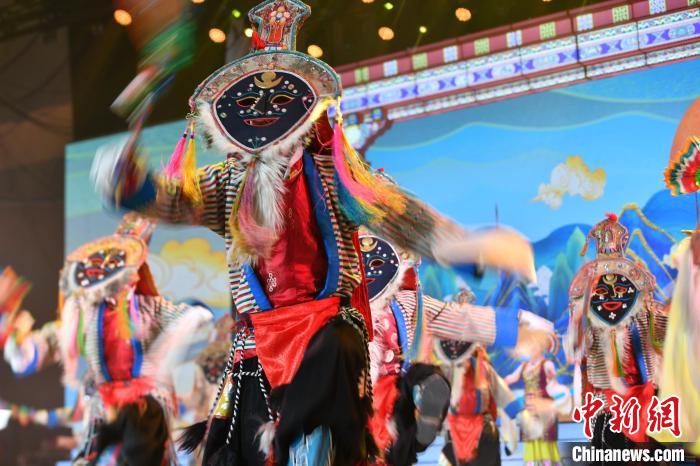 圖為演員在聯(lián)歡晚會(huì)上表演?！∝暩聛?lái)松 攝