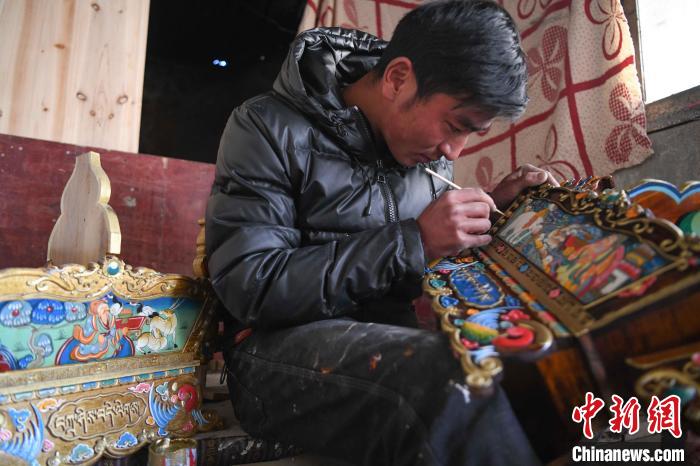 圖為拉薩手藝人制作年貨“切瑪盒”?！∝暩聛硭?攝