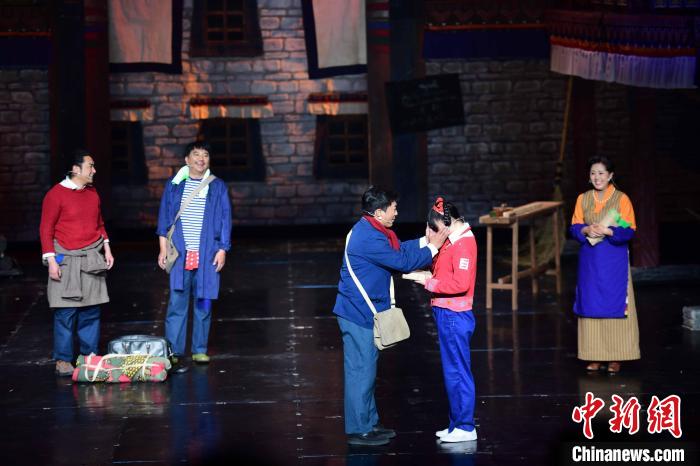 圖為西藏本土話劇《八廓街北院》演出現(xiàn)場?！∝暩聛硭?攝