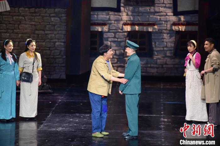 圖為西藏本土話劇《八廓街北院》演出現(xiàn)場?！?攝