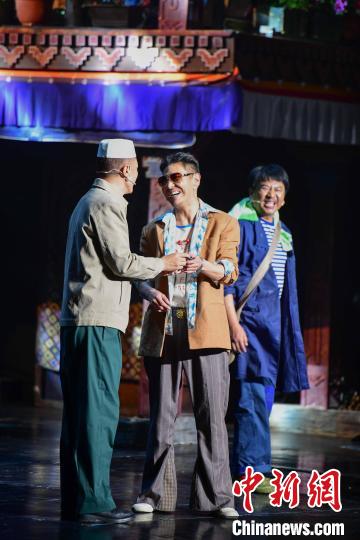 圖為西藏本土話劇《八廓街北院》演出現(xiàn)場。　貢嘎來松 攝