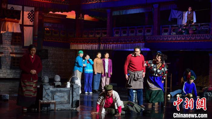 圖為西藏本土話劇《八廓街北院》演出現(xiàn)場。　貢嘎來松 攝