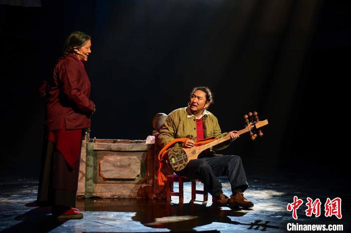 圖為西藏本土話劇《八廓街北院》演出現(xiàn)場?！∝暩聛硭?攝