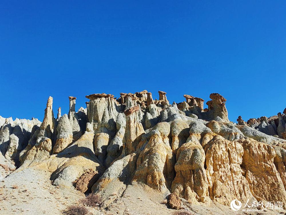 形態(tài)各異的土林。人民網(wǎng) 李海霞攝