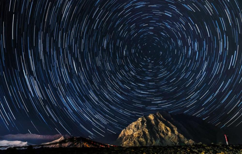 微微風(fēng)簇浪，散作滿河星。貢覺群培攝