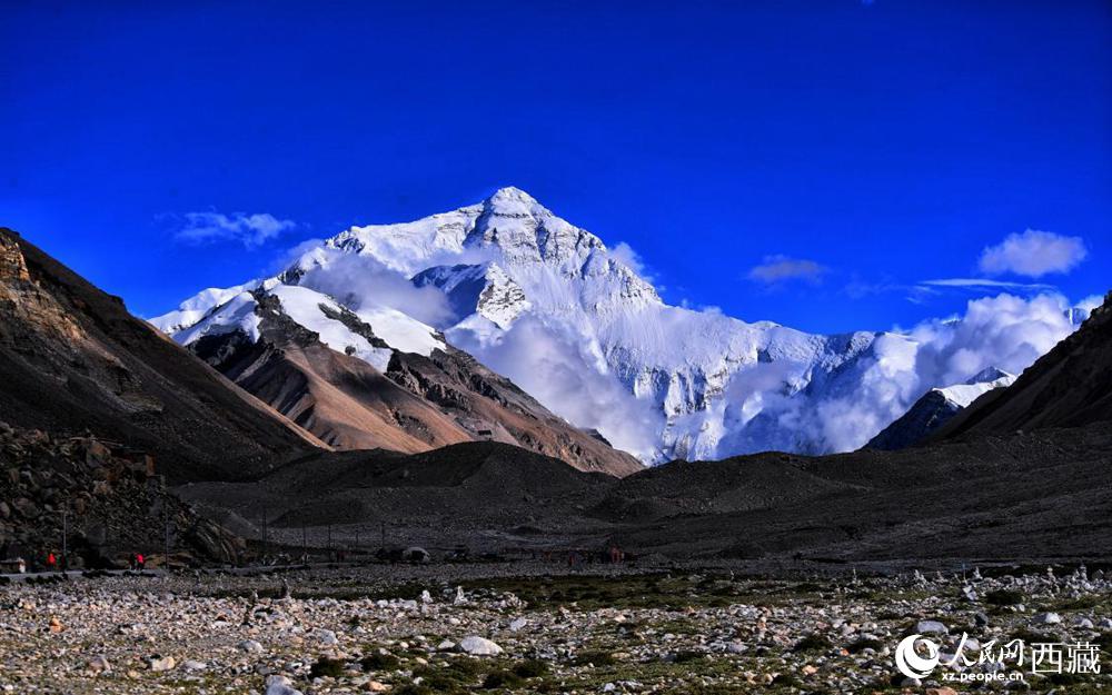 遠眺珠穆朗瑪峰。