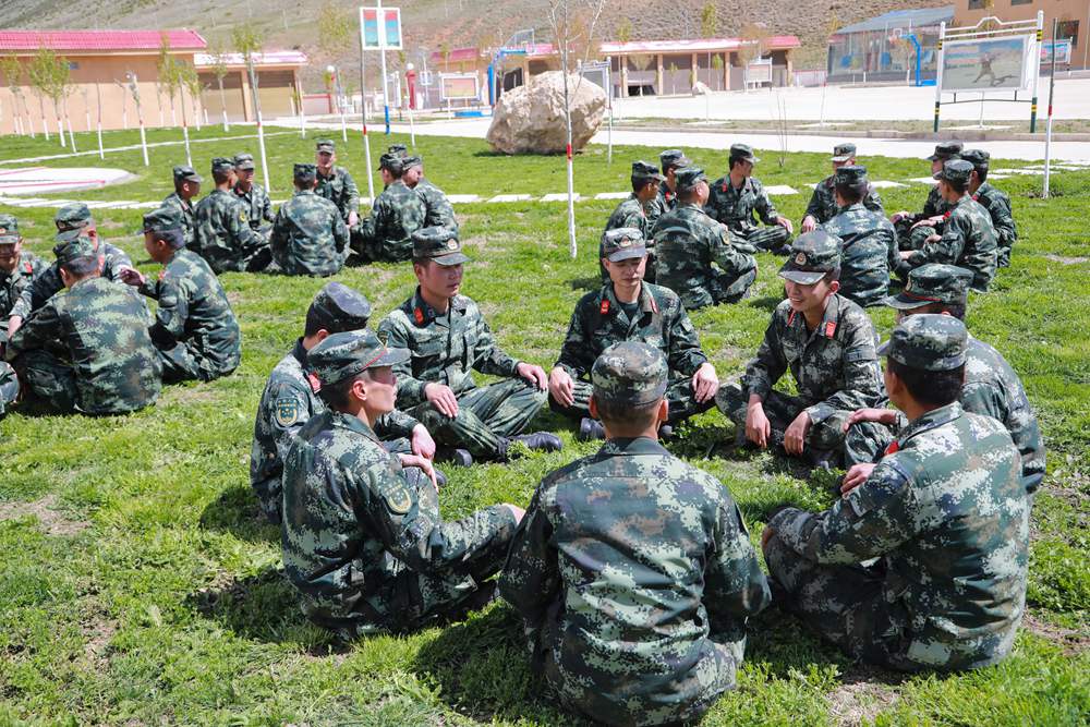 官兵正在開展“讀書分享”交流活動(dòng)。