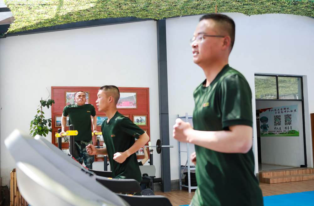 官兵正在新配發(fā)的跑步機(jī)上運(yùn)動(dòng)。