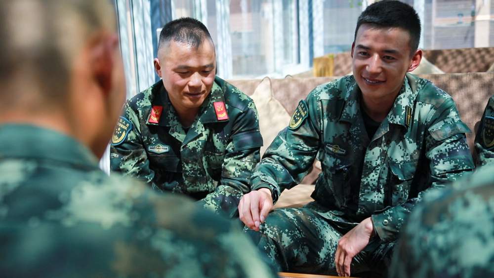 官兵正在陽光棚內(nèi)優(yōu)雅的環(huán)境中下象棋。