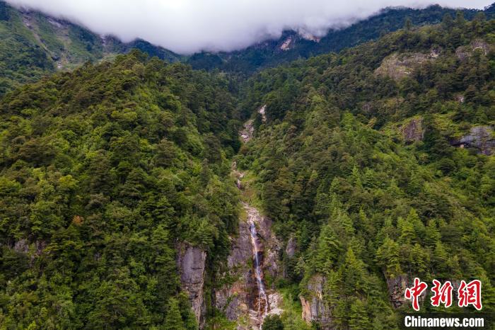 勒布溝的瀑布?！〗w波 攝