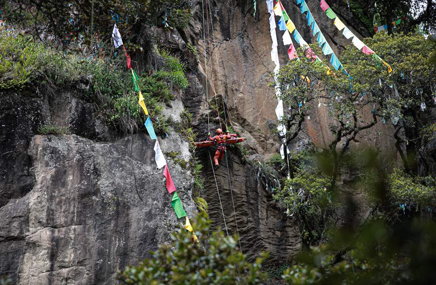 被困人員垂直提拉至安全位置。西繞拉翁攝