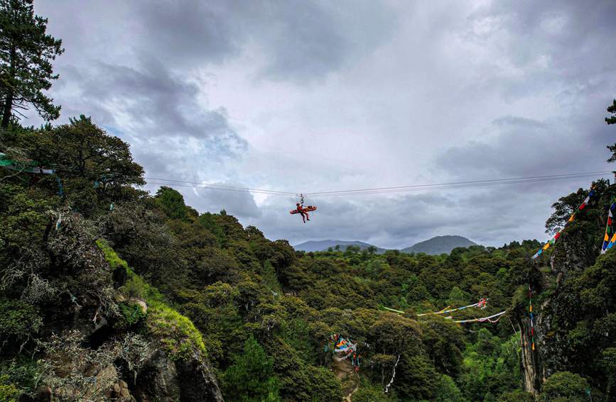 救援實(shí)戰(zhàn)訓(xùn)練中，消防員在云中漫步。西繞拉翁攝