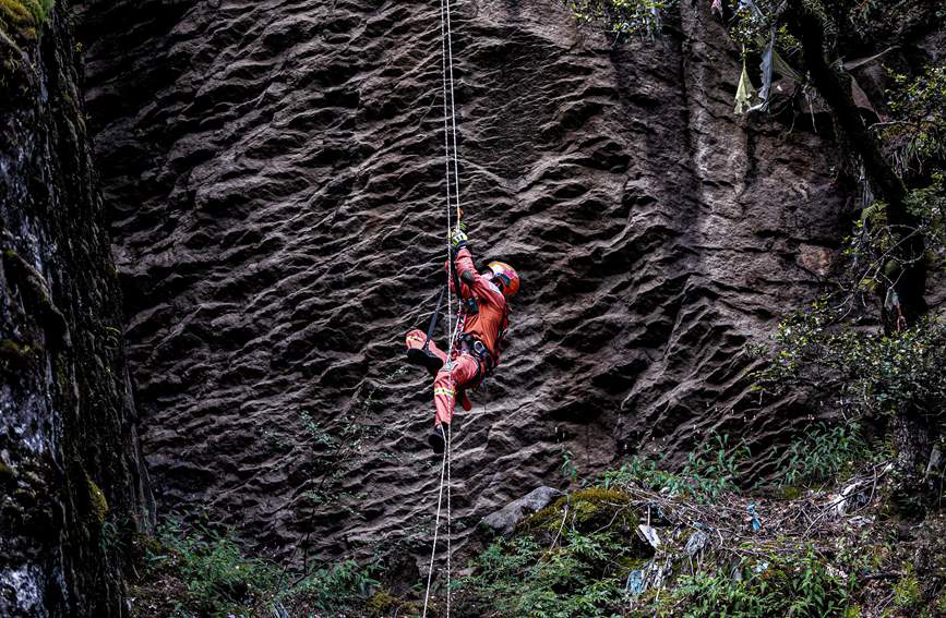 救援實(shí)戰(zhàn)訓(xùn)練中，消防員垂直攀爬。西繞拉翁攝