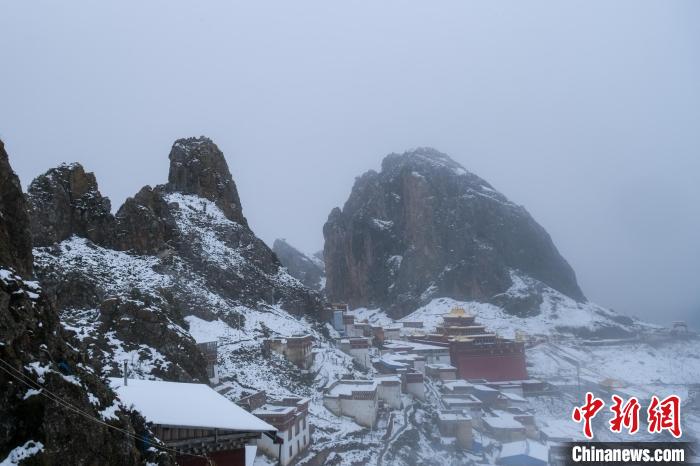 雍仲苯教孜珠寺風(fēng)光。　江飛波 攝