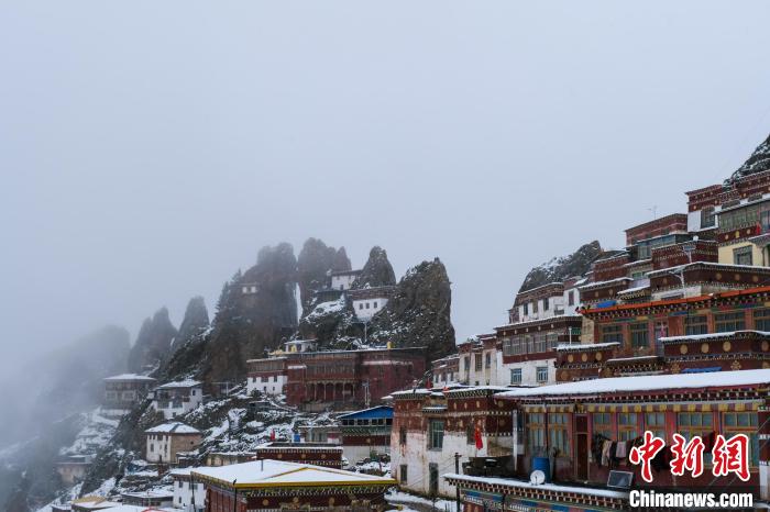 云霧環(huán)繞的孜珠寺?！〗w波 攝