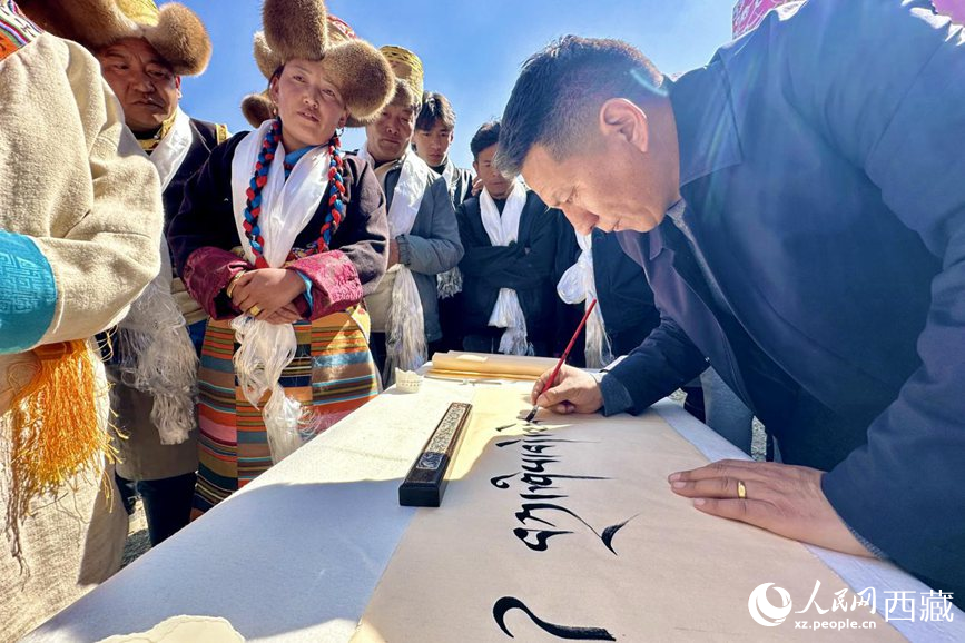 書(shū)法家為祈福一年的豐收提筆祝詞。