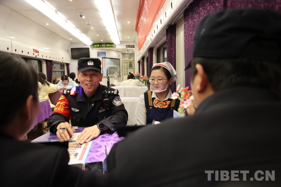 深夜巡視結(jié)束后，乘警長(zhǎng)左紅彬與列車工作人員一起召開聯(lián)席會(huì)議。.JPG
