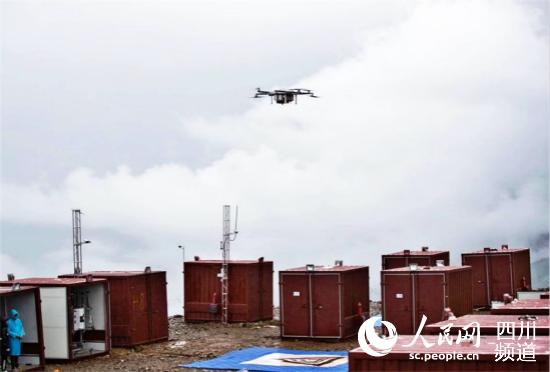 四川甘孜雅江縣引入無(wú)人機(jī)運(yùn)輸，拓寬群眾致富增收新渠道。（圖片由雅江縣委宣傳部提供）