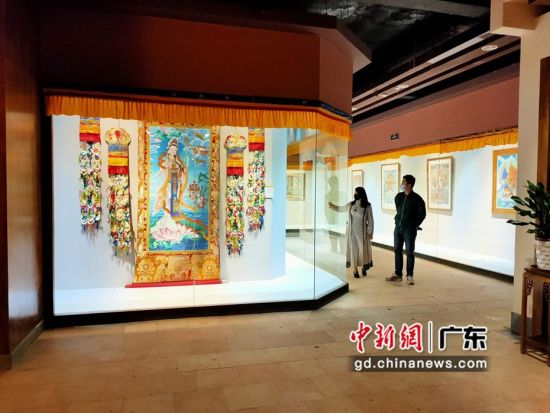 80余幅國家級非遺大師希熱布唐卡作品東莞展出。圖為展出的唐卡作品色澤鮮艷(徐倩 攝)