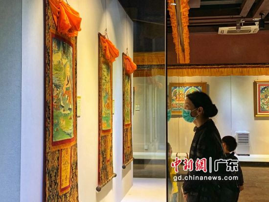 80余幅國家級非遺大師希熱布唐卡作品東莞展出。圖為充滿神秘色彩的唐卡作品吸引人駐足觀看(徐倩 攝)