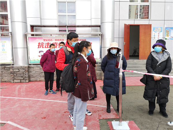 圖片默認標題_fororder_1、學生排隊進入校園-攝影-左斌