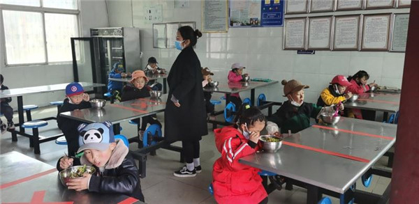 圖片默認標題_fororder_3、錯峰就餐的學生們-攝影-左斌