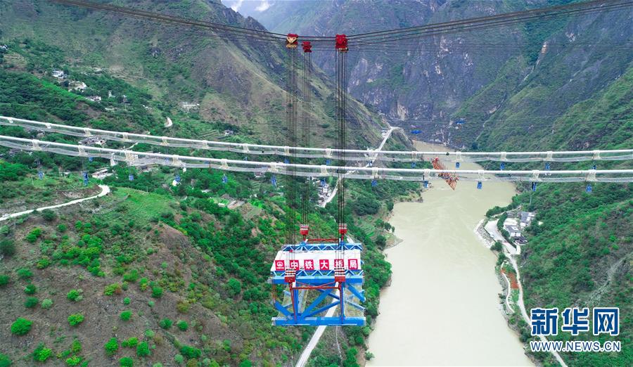 (圖文互動)金沙江特大橋首片中跨鋼桁梁架設成功