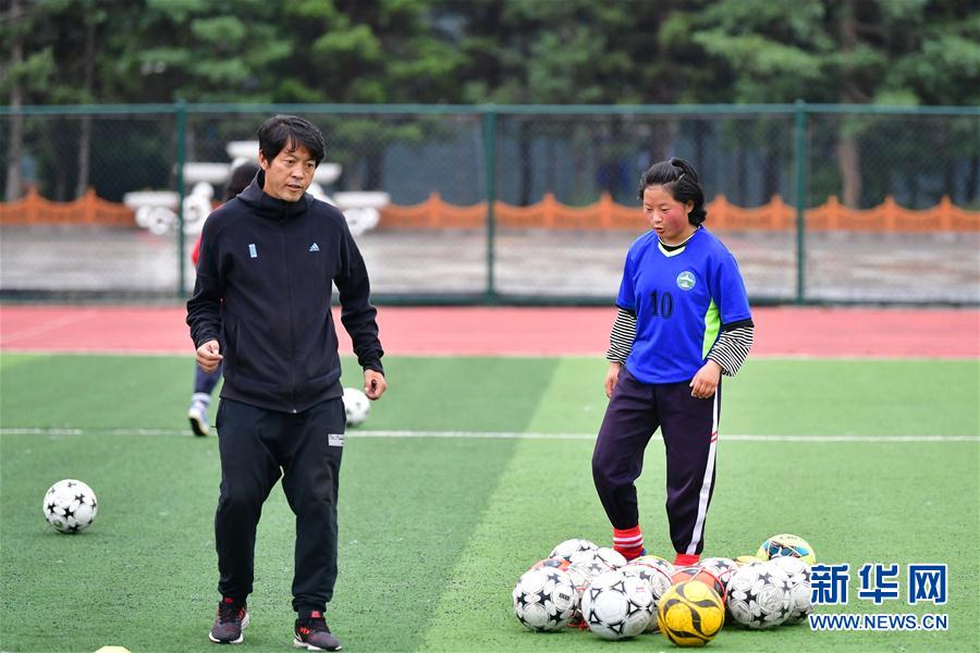 （體育·專題）（17）足球——踢球吧！草原女孩