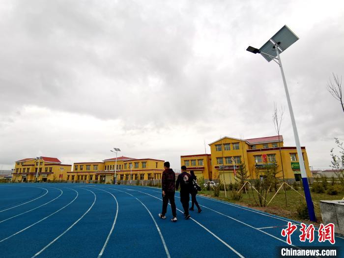 青海草原上的新村落：扶貧政策“照”在我的家，“暖”著我的心