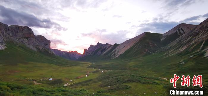 甘肅甘南秘境:原生態(tài)奇觀如“異域星球”