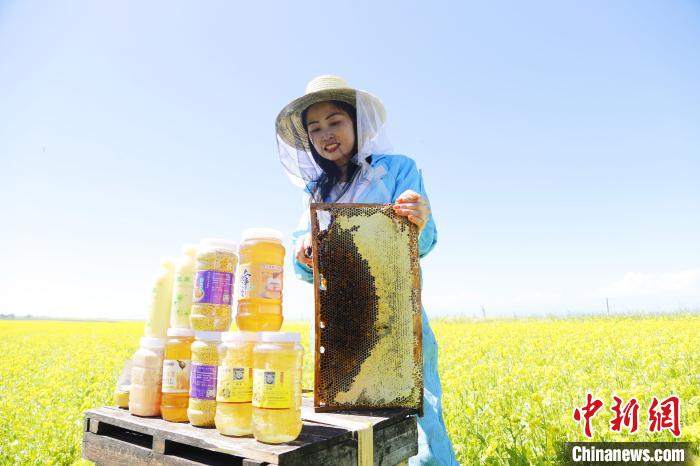 圖為蜂農(nóng)現(xiàn)場(chǎng)展示蜂產(chǎn)品?！●R銘言 攝