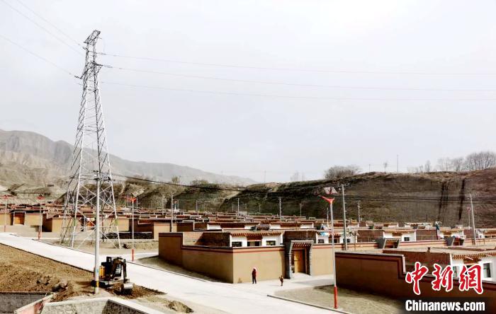 圖為來玉村易地扶貧搬遷后的新家園。尖宣 供圖