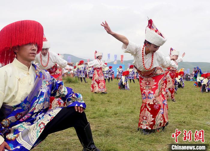 當?shù)孛癖姎g慶香浪節(jié)?！「哒?攝