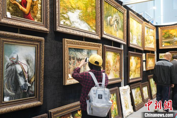 國(guó)內(nèi)外精品藏毯亮相青海生態(tài)(產(chǎn)業(yè))博覽會(huì)暨藏毯展眾多客商前來(lái)咨詢(xún)