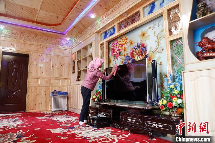 圖為做家務(wù)的項(xiàng)青達(dá)杰妻子。　馬銘言 攝