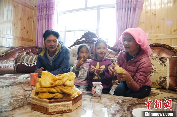 圖為項(xiàng)青達(dá)杰一家人合影。　馬銘言 攝