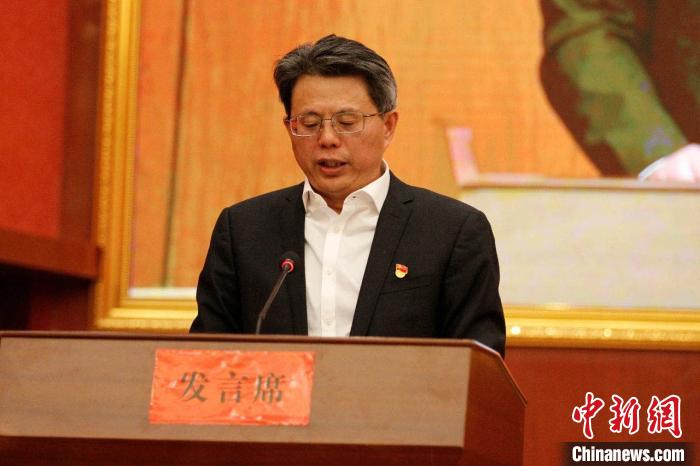 圖為果洛州委常委、副州長(zhǎng)、上海市援青聯(lián)絡(luò)組組長(zhǎng)馮志勇總結(jié)對(duì)口支援十年工作?！」逯菸麄鞑抗﹫D 攝